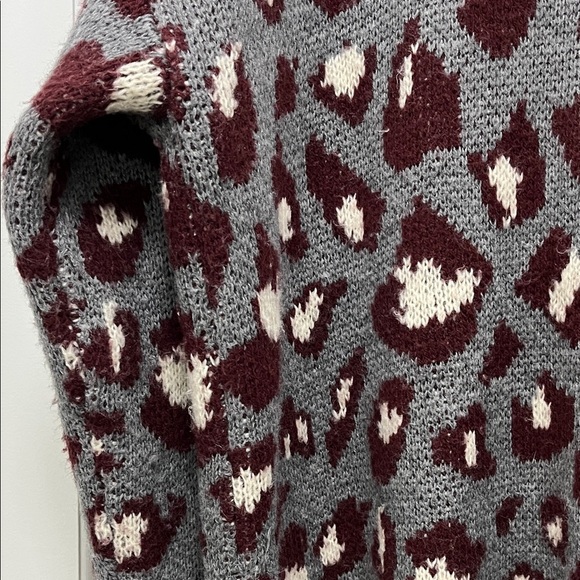 Evereve Oversized Leopard Print Cardigan in Gray and Burgundy - Size XL - Picture 13 of 16